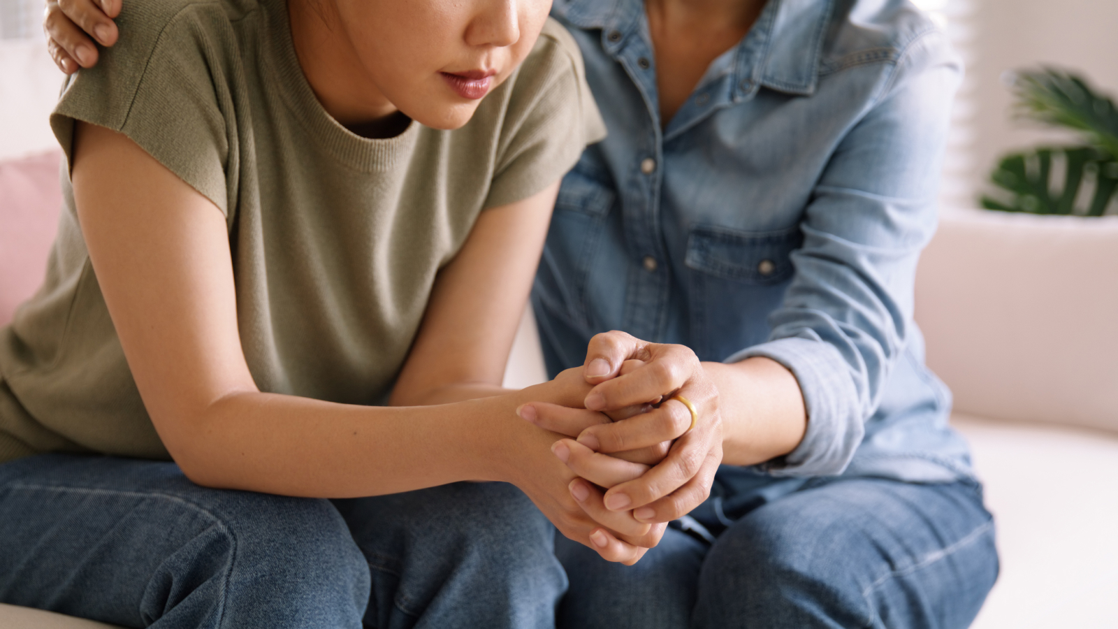 A picture of two people holding hands.