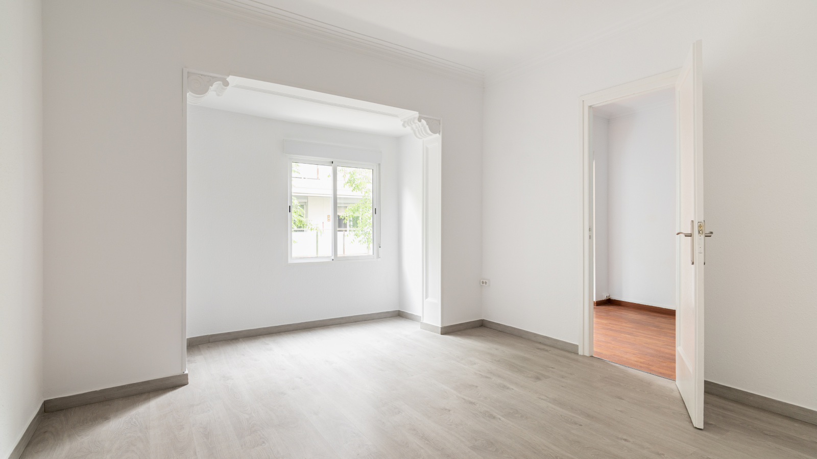 Bright, unfurnished room inside a vacant residential property.
